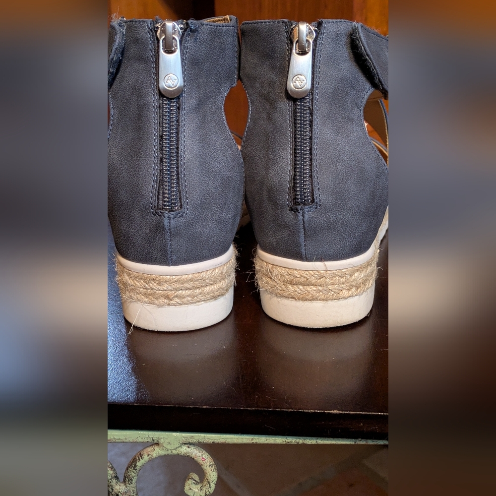 Adrienne Vittadini Blue strap Sandals, Cork Sole. 8M - Picture 3 of 6